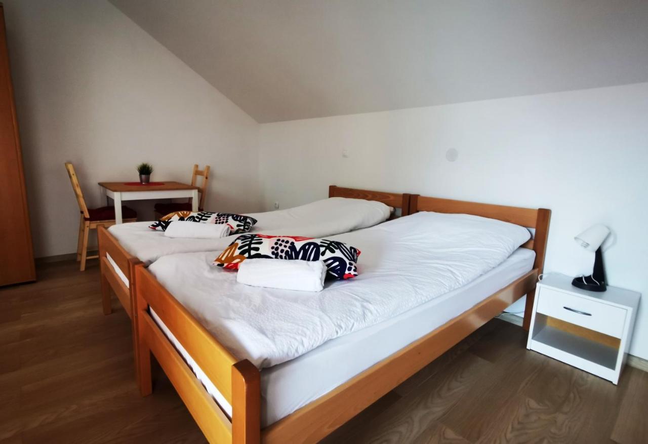 Vila Julija - Apartment & Rooms โอโทชาส ภายนอก รูปภาพ
