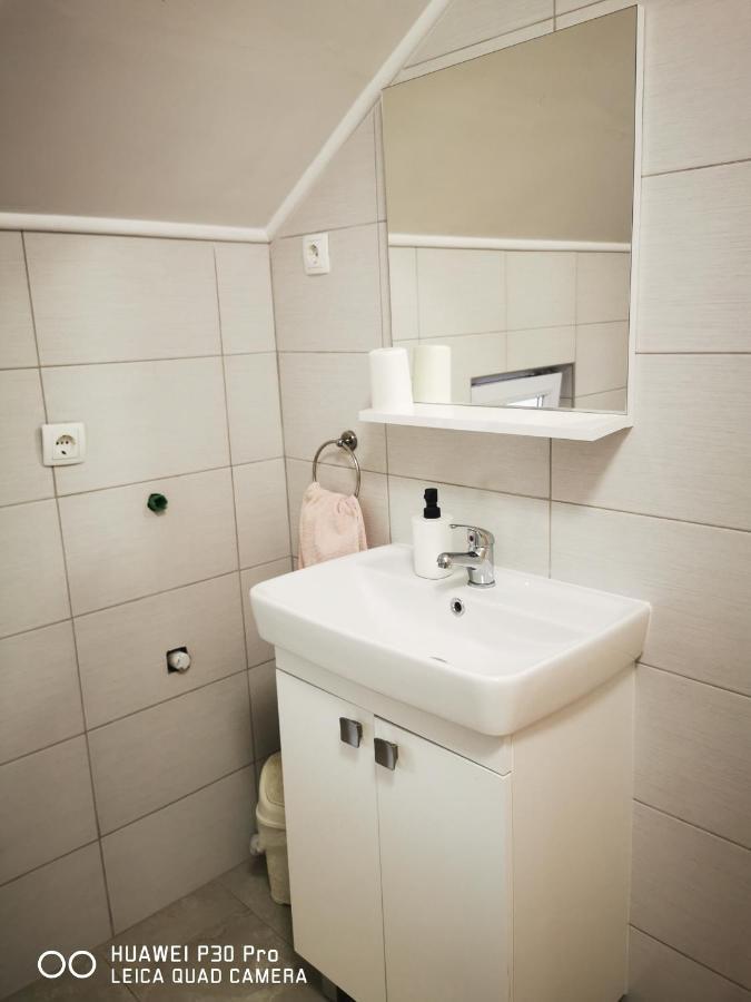 Vila Julija - Apartment & Rooms โอโทชาส ภายนอก รูปภาพ