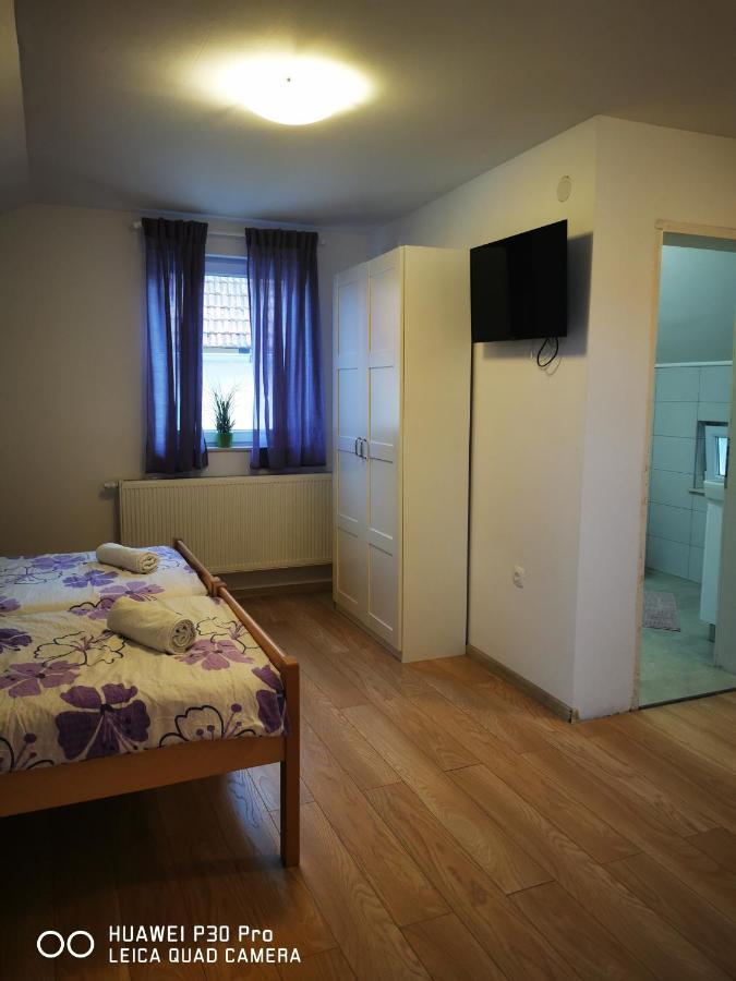 Vila Julija - Apartment & Rooms โอโทชาส ภายนอก รูปภาพ