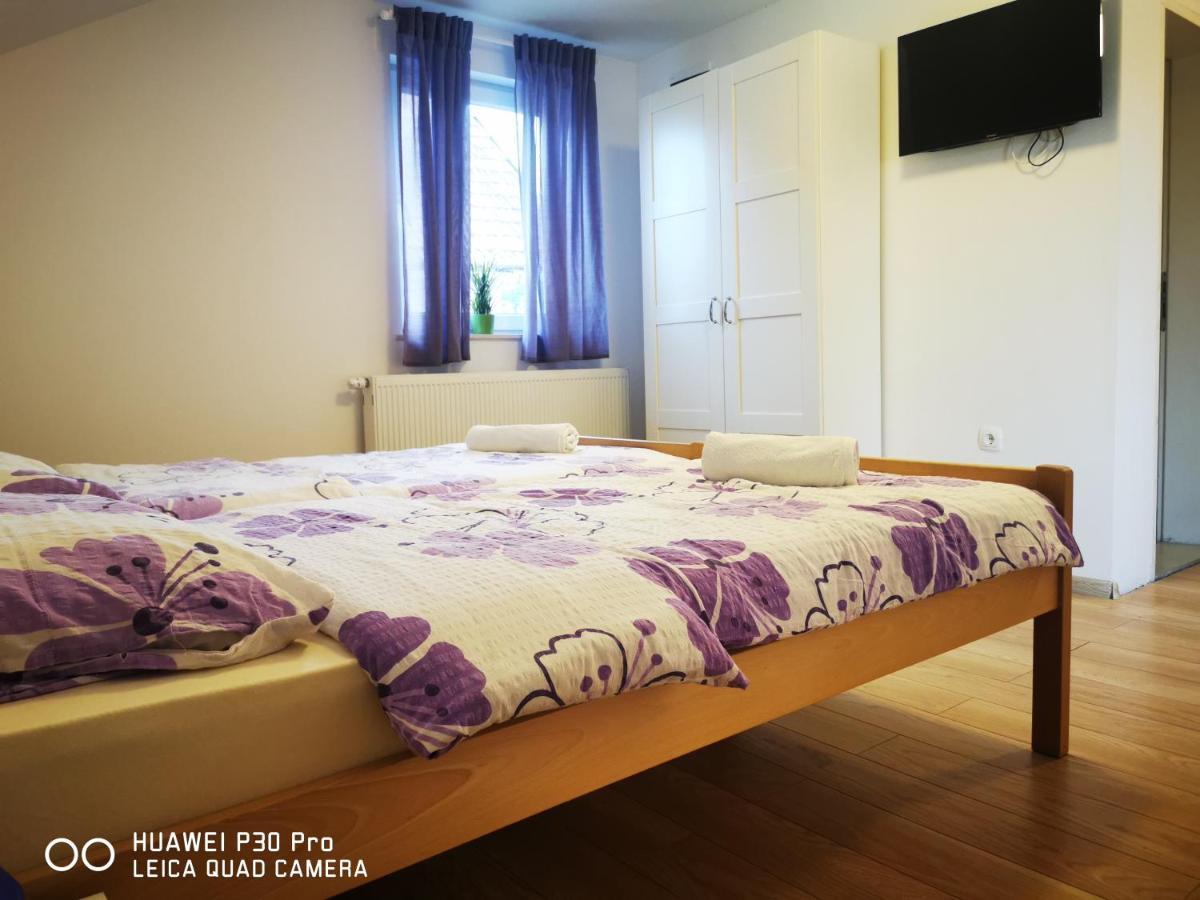 Vila Julija - Apartment & Rooms โอโทชาส ภายนอก รูปภาพ