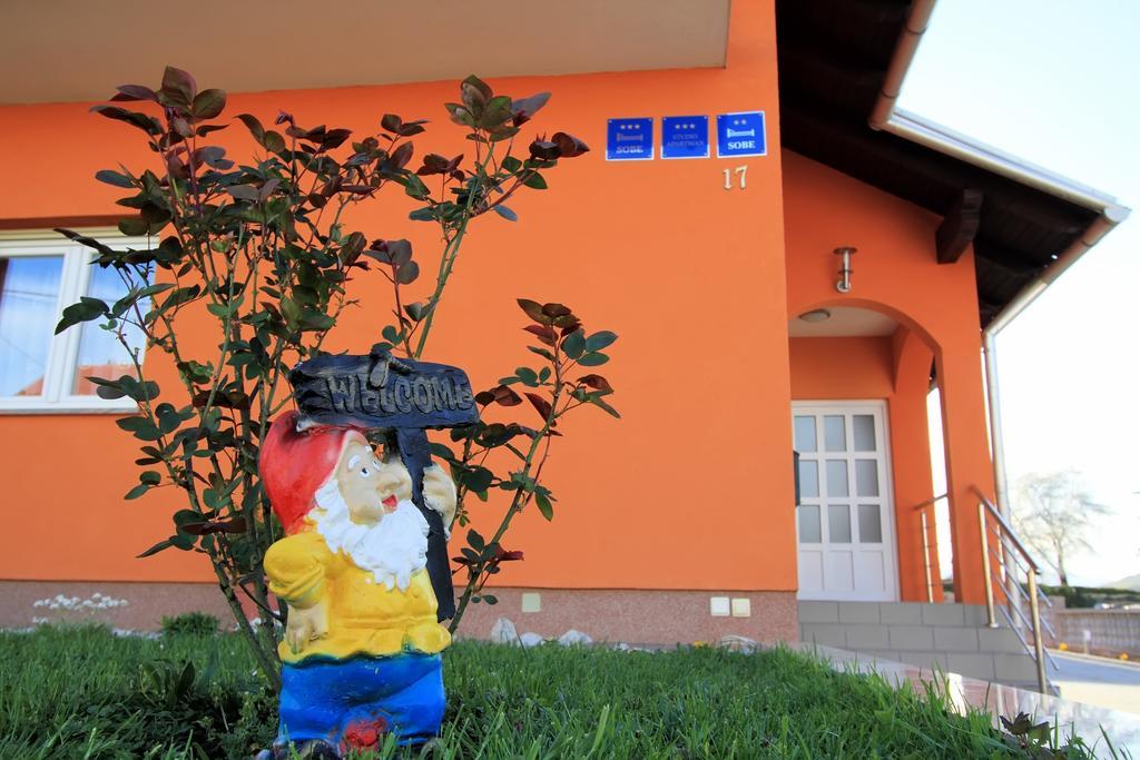 Vila Julija - Apartment & Rooms โอโทชาส ภายนอก รูปภาพ