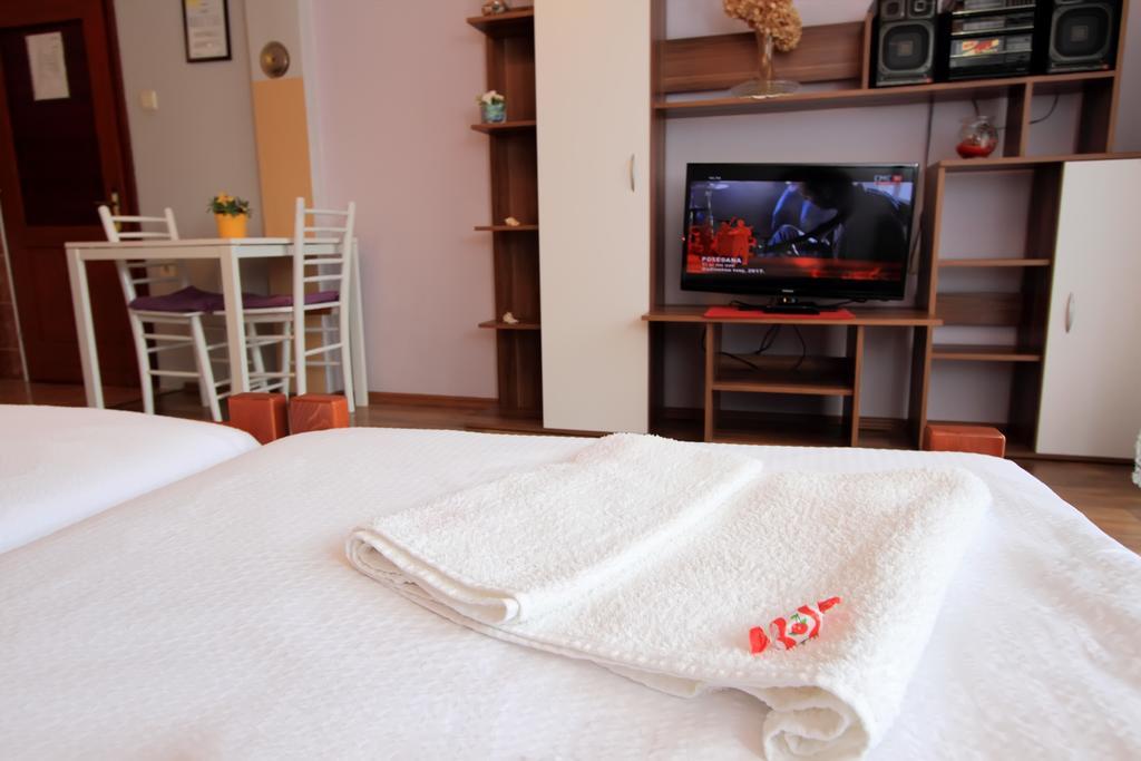 Vila Julija - Apartment & Rooms โอโทชาส ภายนอก รูปภาพ