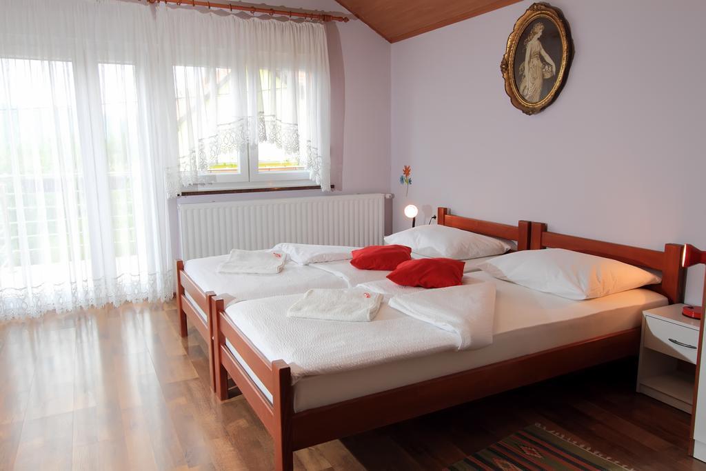 Vila Julija - Apartment & Rooms โอโทชาส ภายนอก รูปภาพ