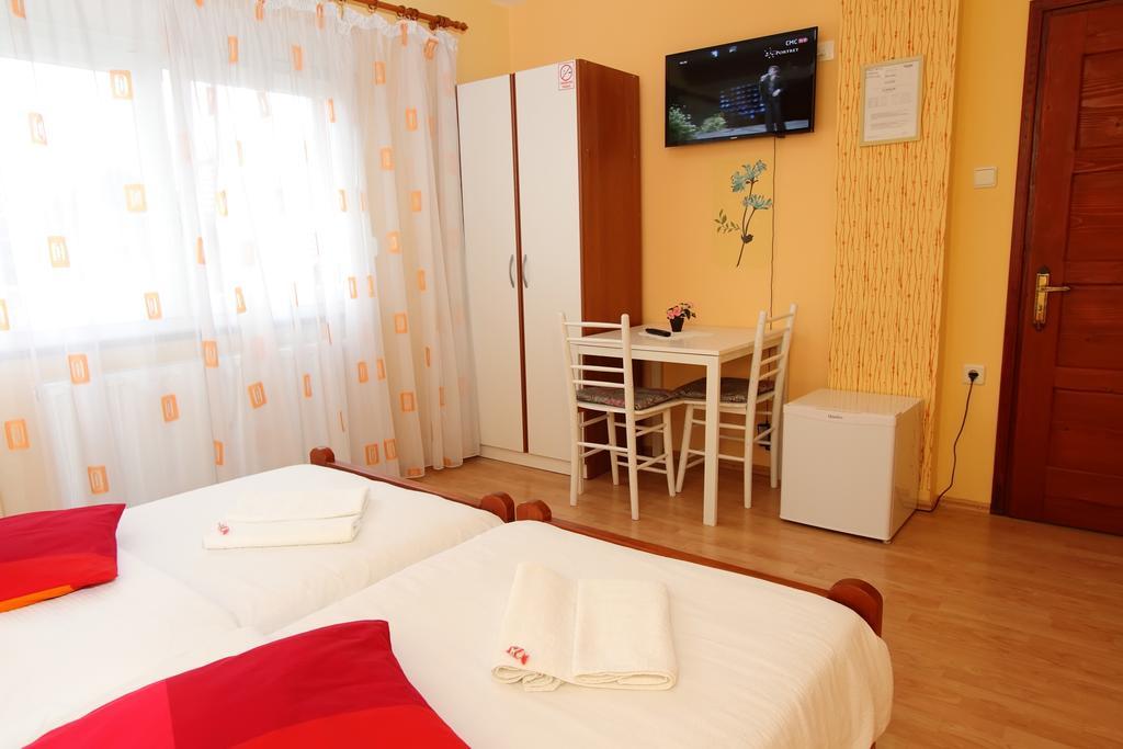 Vila Julija - Apartment & Rooms โอโทชาส ภายนอก รูปภาพ