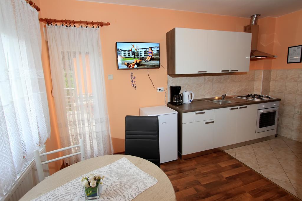 Vila Julija - Apartment & Rooms โอโทชาส ภายนอก รูปภาพ