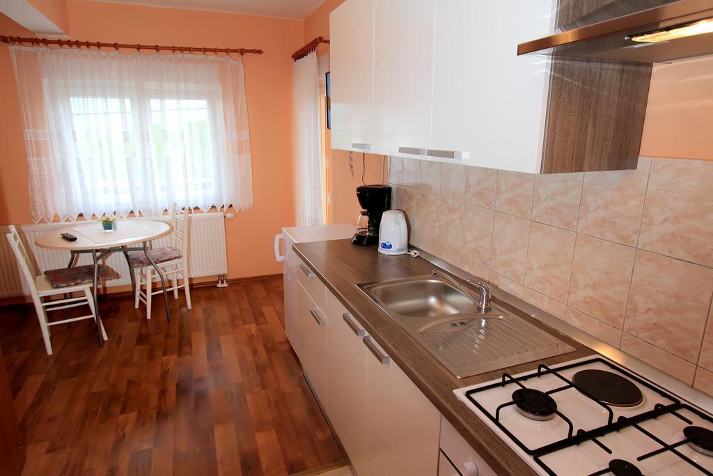 Vila Julija - Apartment & Rooms โอโทชาส ภายนอก รูปภาพ