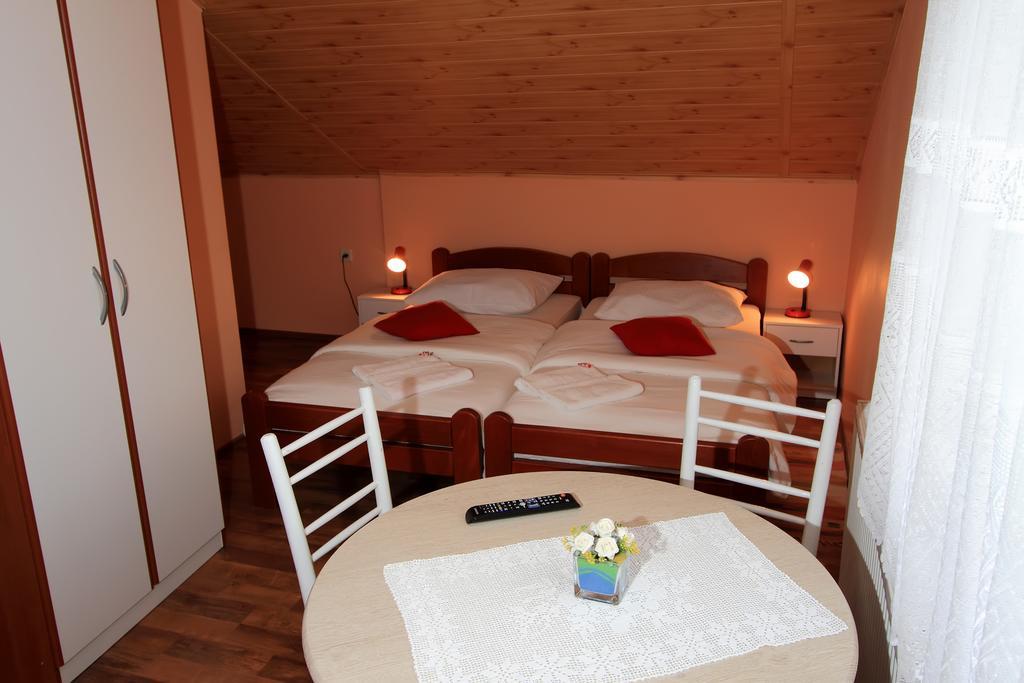 Vila Julija - Apartment & Rooms โอโทชาส ภายนอก รูปภาพ